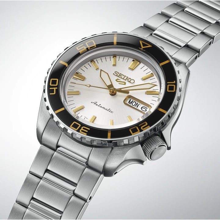 Seiko HDB004 curved Hardlex crystal, white dial and black rotating bezel, angled close-up