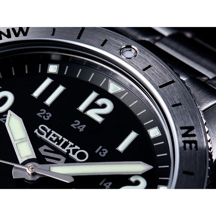 Seiko HDB006 close-up of black dial and rotating compass bezel